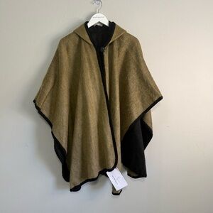 New WINTERBORN Women’s Beige Black Button Close Hooded Cape Ecuador One Size